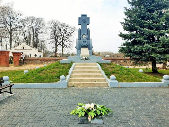 Antkapinis paminklas karininkui Jonui Stapulioniui Joniškėlyje. Tomos Mikalajūnaitės nuotrauka, 2020